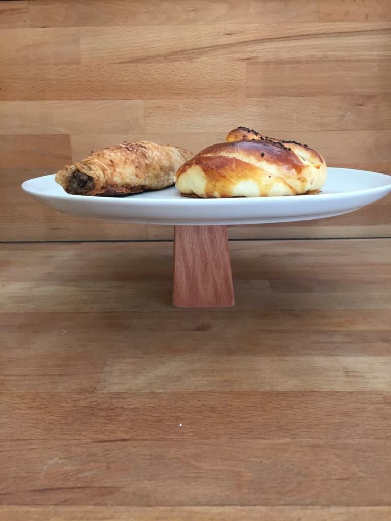 Ahşap Yuvarlak Ayaklı Kütahya Porselen Beyaz 28 cm Servis Tabağı 6 cm yükseklik kare 9 cm