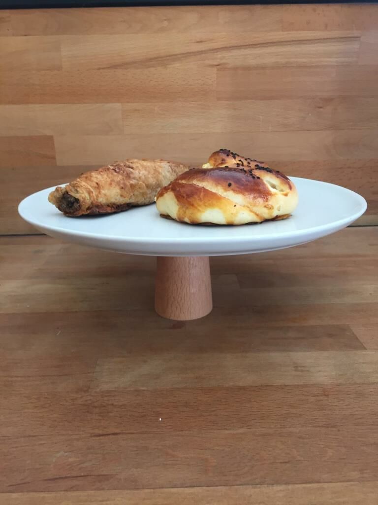 Ahşap Yuvarlak Ayaklı Kütahya Porselen Beyaz 28 cm Servis Tabağı 6 cm yükseklik yuvarlak 9 cm