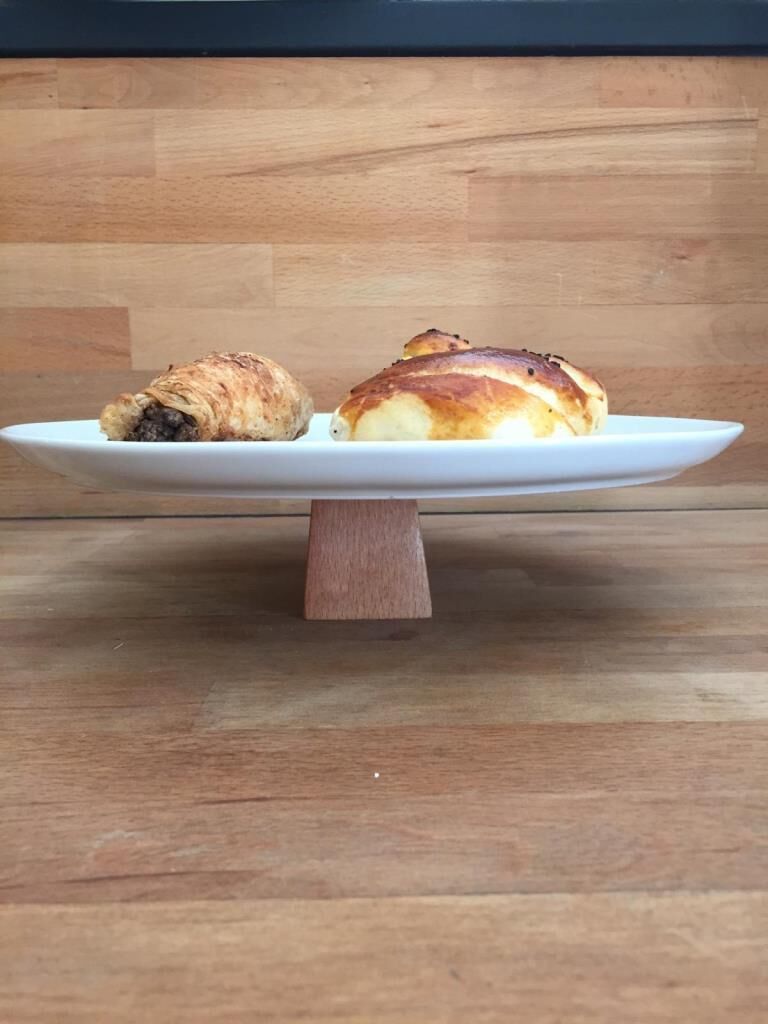 Ahşap Yuvarlak Ayaklı Kütahya Porselen Beyaz 28 cm Servis Tabağı 6 cm yükseklik kare 6 cm