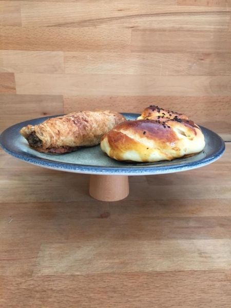 Ahşap Yuvarlak Ayaklı Kütahya Porselen Desenli 25 cm Servis Tabağı