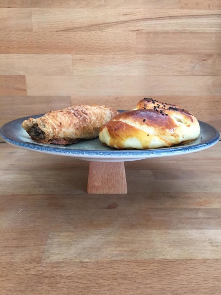 Ahşap Yuvarlak Ayaklı Kütahya Porselen Desenli 25 cm Servis Tabağı kare 9 cm
