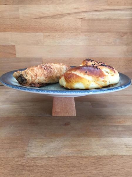 Ahşap Yuvarlak Ayaklı Kütahya Porselen Desenli 25 cm Servis Tabağı kare 9 cm