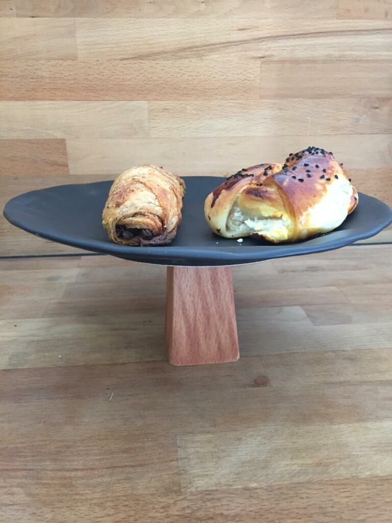 Ahşap Yuvarlak Ayaklı Yuvarlak 27 cm Servis Siyah Tabağı Krem 9 cm kare 9 cm